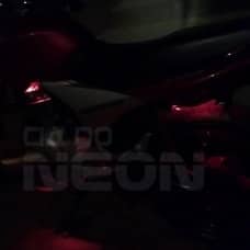 Kit moto vermelho projetado pela Cia do Neon